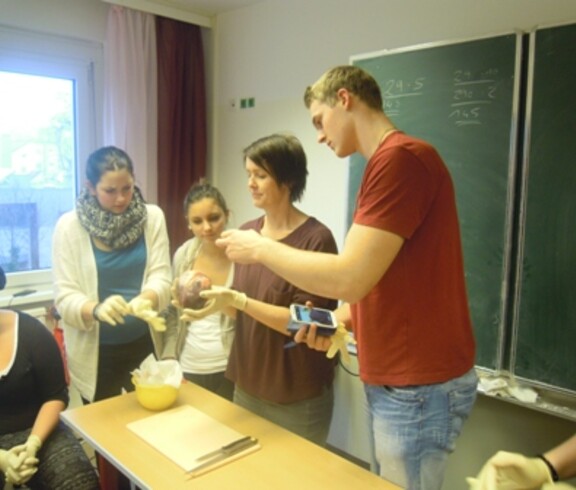 Lehrerin und Schüler mit Herz